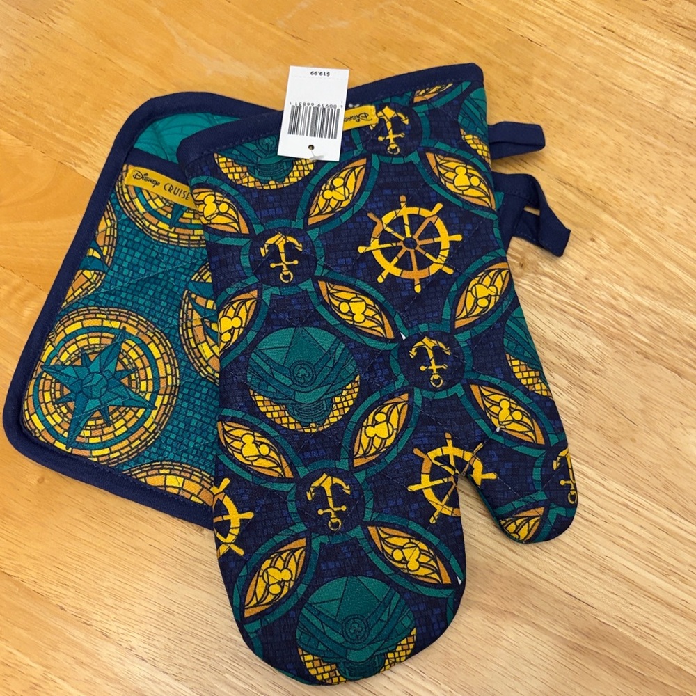 Disney Cruise Line oven mitt and pot holder
